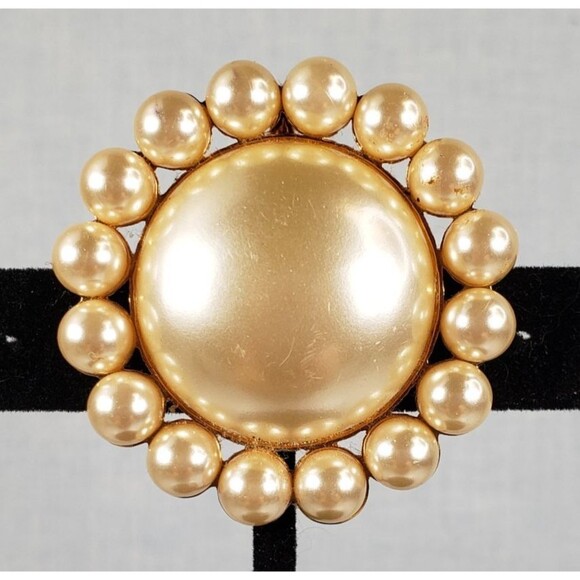 Vintage 1960's Kenneth Jay Lane Faux Pearl Gold Tone Circular Pendant Brooch Pin - Picture 3 of 16